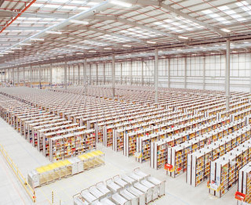 Photo de Ben Roberts - hangar avec des étagères